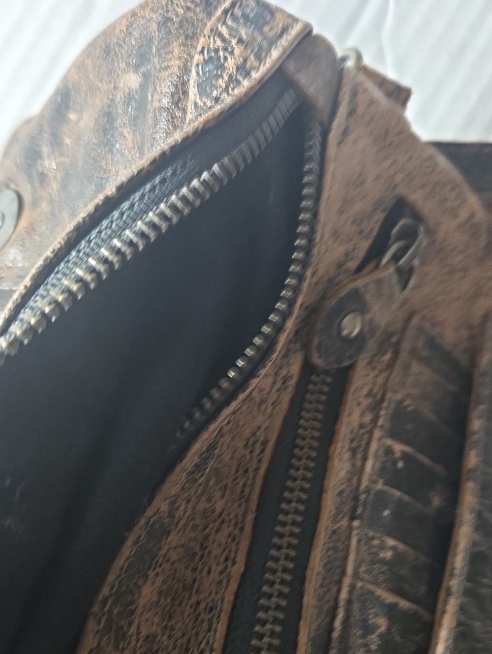 Bed Stu Distressed Brown Leather Crossbody Wallet - Picture 8 of 8